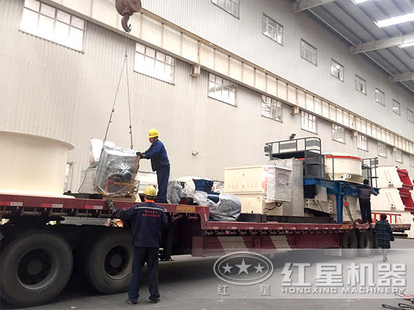已裝車(chē)準(zhǔn)備發(fā)貨的制砂機(jī)設(shè)備